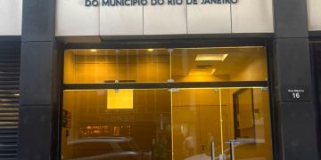 TCMRio manteve o pregão eletrônico para a contratação de nove motoristas executivos por 30 meses, com valor estimado de R$ 3,2 milhões. O certame foi mantido após questionamento sobre o custo estimado de R$ 728,35 para publicação do contrato no Diário Oficial do Município.