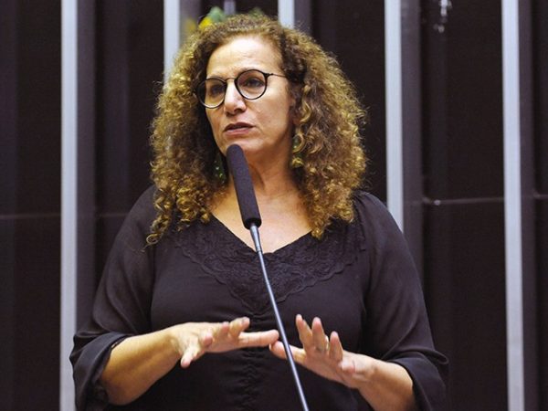 Pix eleitoral: Jandira Feghali dispara na liderança da arrecadação no Rio e ultrapassa R$ 1,3 milhão 48 Jandira Feghali passou a liderar a arrecadação eleitoral no Rio, com R$ 1,3 milhão declarados à Justiça Eleitoral.
