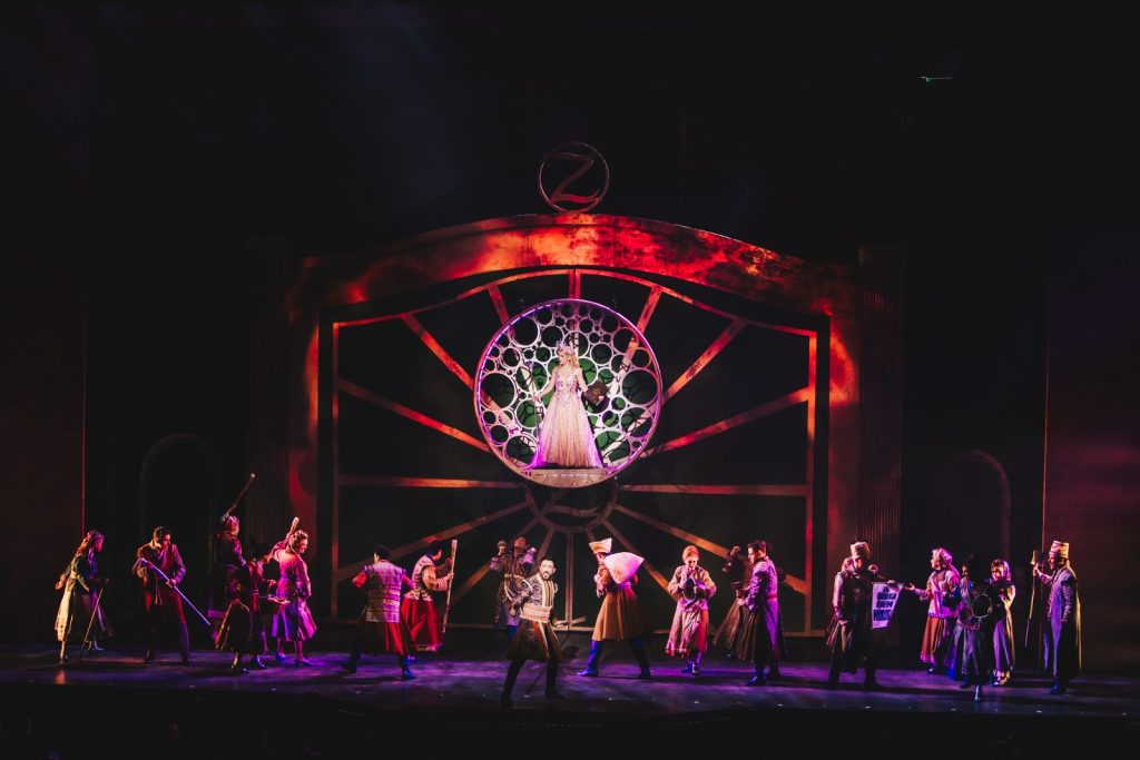 Mais de mil jovens de projetos sociais assistirão a sessão exclusiva do musical Wicked no Rio