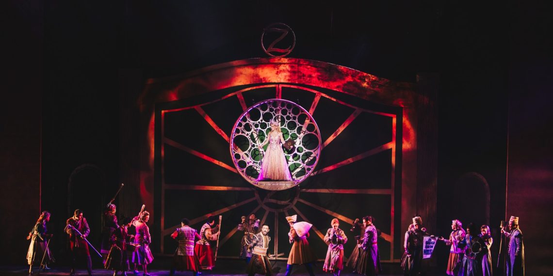 Mais de mil crianças e adolescentes de projetos sociais do Rio de Janeiro terão a oportunidade de assistir a uma sessão exclusiva do musical Wicked nesta quinta-feira (13), na Cidade das Artes, na Barra da Tijuca. Para muitos dos jovens, será a primeira vez que entrarão em um teatro para acompanhar uma superprodução da Broadway.