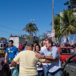 Em Búzios, Eduardo Paes critica tarifas da Prolagos e do pedágio da ViaLagos 14 O candidato ao governo do estado do Rio, Eduardo Paes (PSD), participou, na manhã desta quarta-feira (19), de uma caminhada pelo bairro de Manguinhos, em Armação dos Búzios. O ex-prefeito da capital fluminense estava ao lado do vereador Raphael Braga (PRD) e do candidato ao Senado Pedro Paulo (PSD). Durante a agenda, os políticos conversaram com moradores e comerciantes e abordaram temas relacionados ao custo de serviços que afetam diretamente a população da Região dos Lagos, como as tarifas de água e o pedágio da ViaLagos.