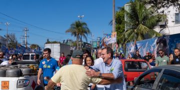 O candidato ao governo do estado do Rio, Eduardo Paes (PSD), participou, na manhã desta quarta-feira (19), de uma caminhada pelo bairro de Manguinhos, em Armação dos Búzios. O ex-prefeito da capital fluminense estava ao lado do vereador Raphael Braga (PRD) e do candidato ao Senado Pedro Paulo (PSD). Durante a agenda, os políticos conversaram com moradores e comerciantes e abordaram temas relacionados ao custo de serviços que afetam diretamente a população da Região dos Lagos, como as tarifas de água e o pedágio da ViaLagos.