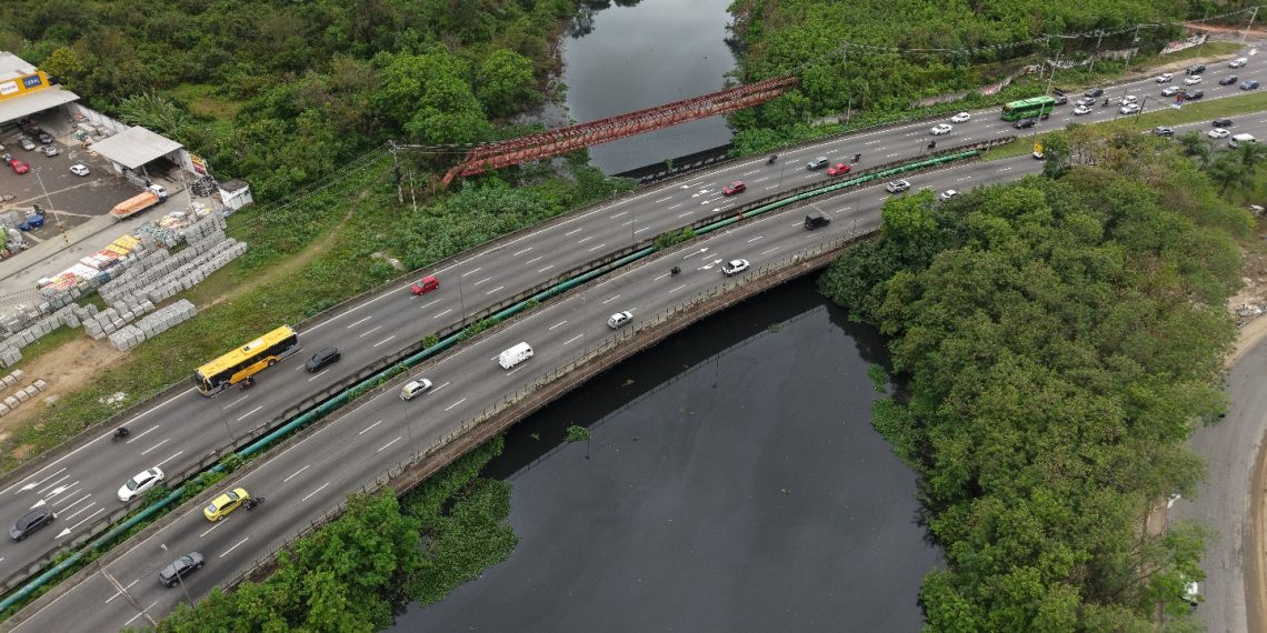 Ponte sobre o Arroio Fundo, próximo à Avenida Ayrton Senna