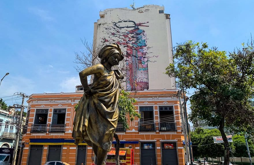 Berço da cultura afro-brasileira no Rio, a Pequena África vem recebendo novos investimentos em habitação, cultura e recuperação urbana.