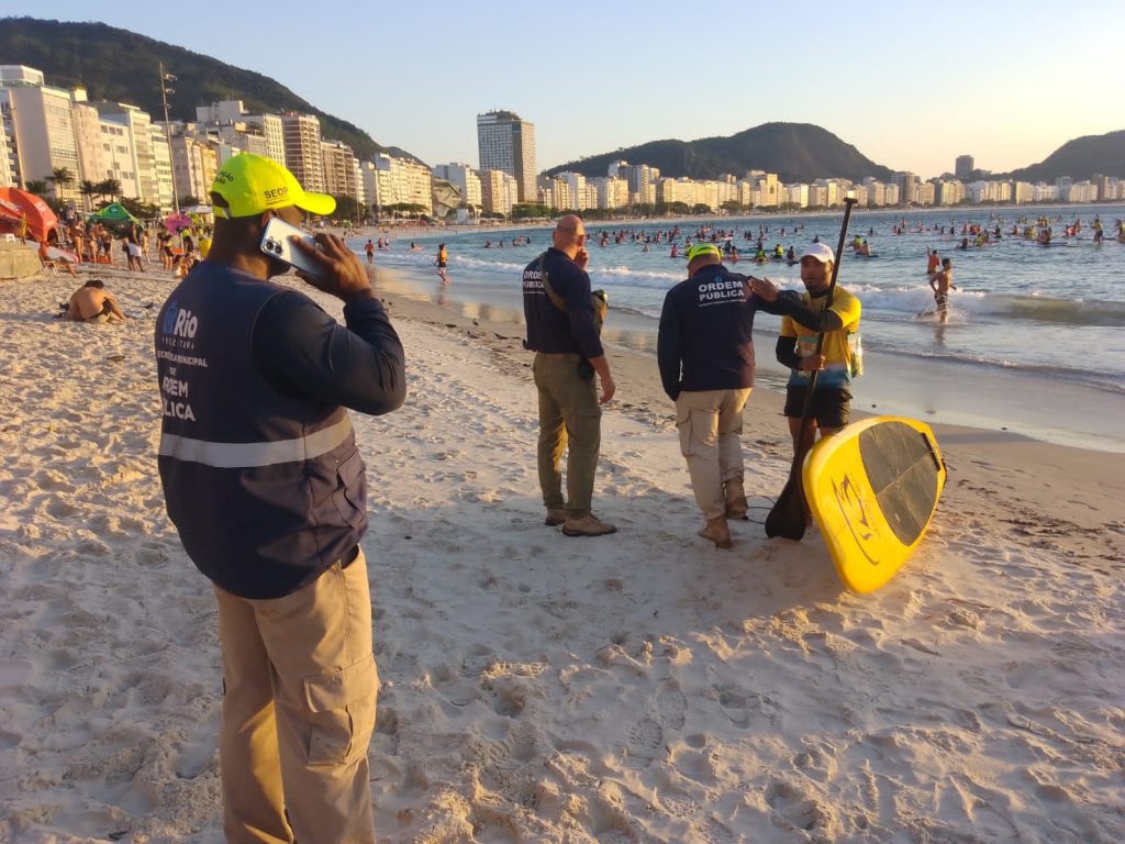 Por causa da ventania, Secretaria Municipal de Ordem Pública interrompe aula de stand-up paddle na Zona Sul