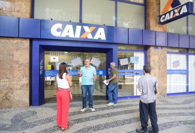 Rio tem maior adesão de profissionais de bancos públicos à greve dos bancários, diz sindicato 49 Bancário conversa com cliente