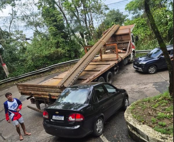 Caminhão enguiça na Serra de Itaipuaçu e interrompe o tráfego nos dois sentidos da via 48 Caminhão enguiça na Serra de Itaipuaçu e interrompe o tráfego nos dois sentidos da via