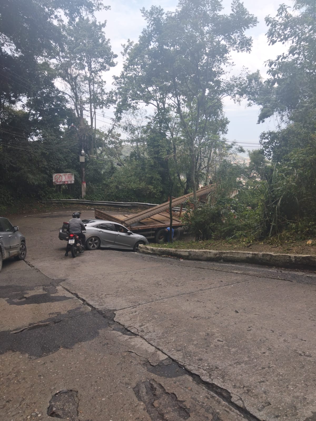 Caminhão atravessado em Itaipuaçu