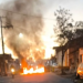 Barricadas incendiadas em Senador Camará