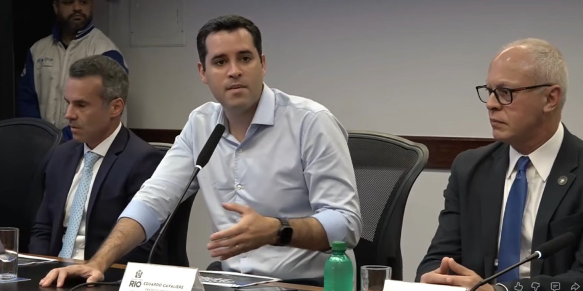 Coletiva de imprensa com o prefeito Eduardo Cavaliere ao centro