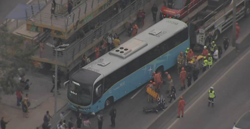 Ônibus atropela homem na Avenida Brasil e complica trânsito na altura de Manguinhos