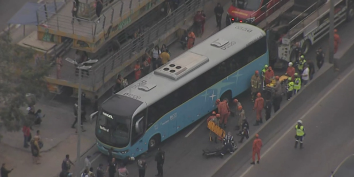 Ônibus na Avenida Brasil, com pessoas em volta