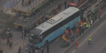 Ônibus na Avenida Brasil, com pessoas em volta