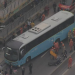 Ônibus na Avenida Brasil, com pessoas em volta