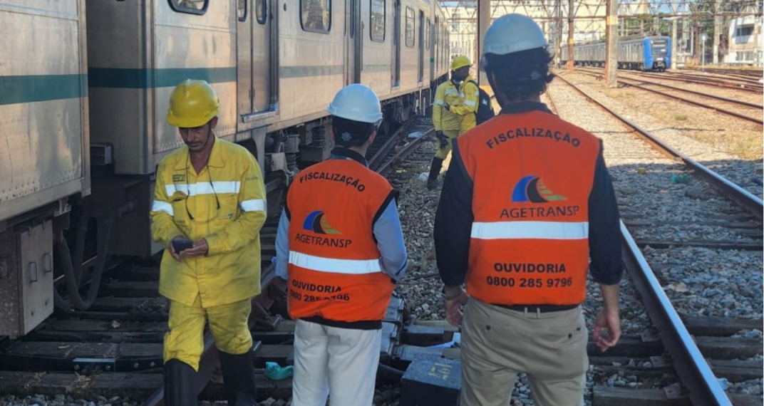 Fiscais da Agetransp em trilho de trem