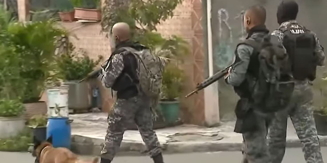 Agentes armados após tiroteio no Rio