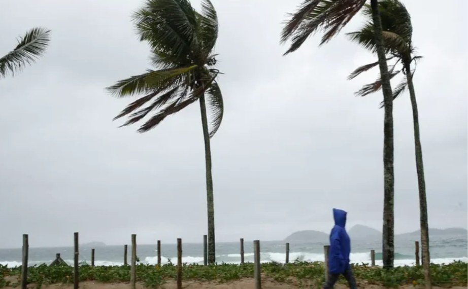 Vendaval no Rio: prefeitura e governo do estado recomendam encerramento de atividades não-essenciais nesta sexta (07)