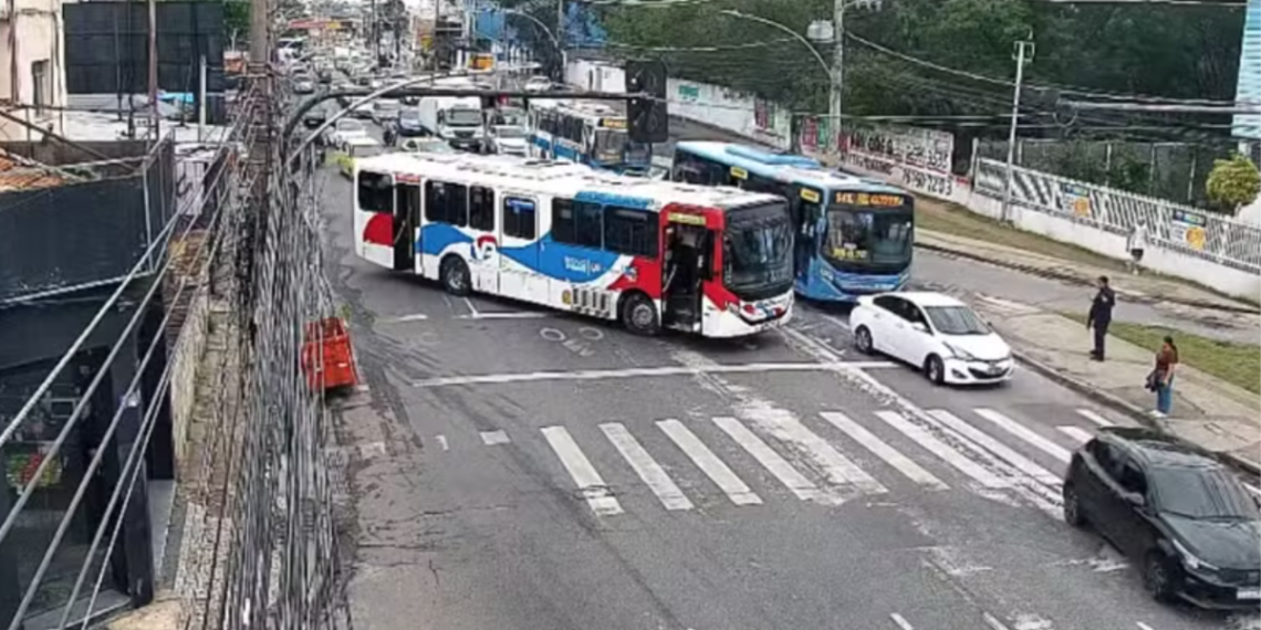 Criminosos usam ônibus como barricadas em Cascadura; 24 linhas são afetadas 48 ônibus atravessados em rua em Cascadura