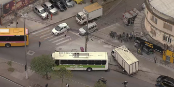 ônibus atravessado na Av. Dom Hélder Câmara