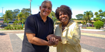 Pausa na polarização para um café: Benedita, do PT, se encontra com prefeito do PL em Rio das Ostras