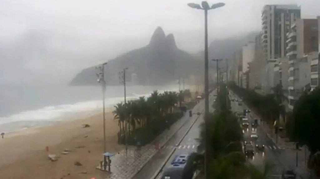 Frente fria chega ao Rio neste sábado (15) e a previsão é de tempo nublado e chuva no fim de semana