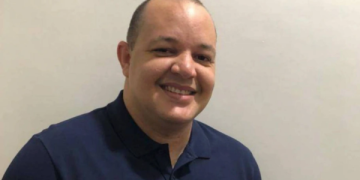 Cristiano Santos sorrindo em foto