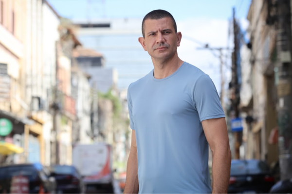 Douglas Ruas defende que governador eleito em outubro tome posse ainda em 2026