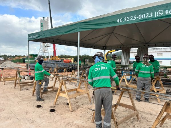 Equipes atuam na construção de dois novos tanques de aeração e de um novo decantador secundário, que ampliarão a capacidade de tratamento da estação