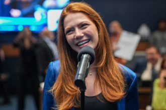 Sarah Poncio no plenário da Alerj