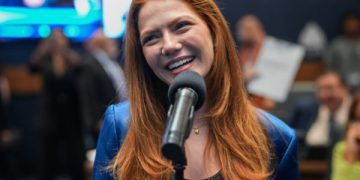 Sarah Poncio no plenário da Alerj