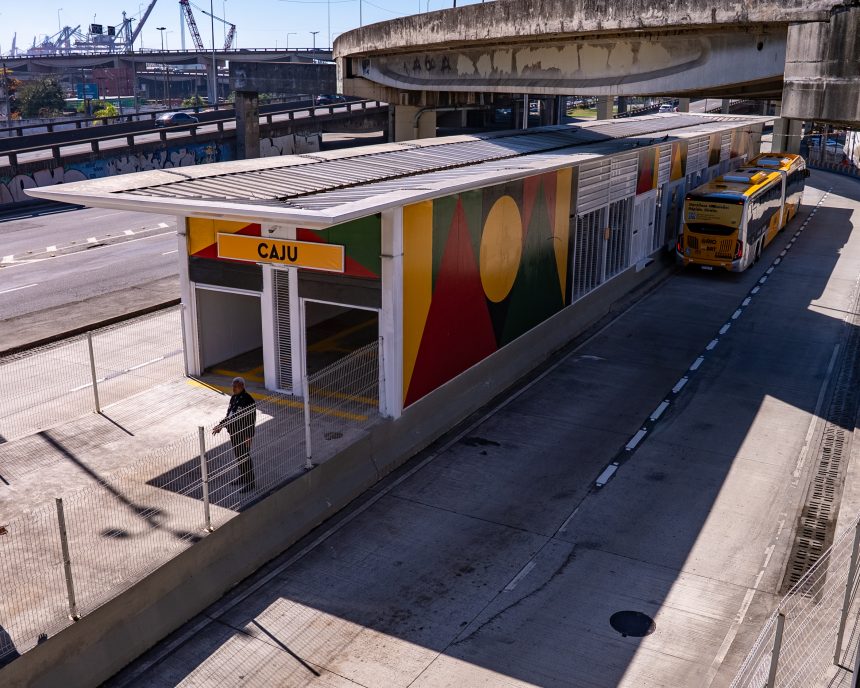 Estação Caju do corredor Transbrasil do BRT