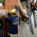 Foram encontrados três facões e outras dez armas brancas em um ferro-velho clandestino