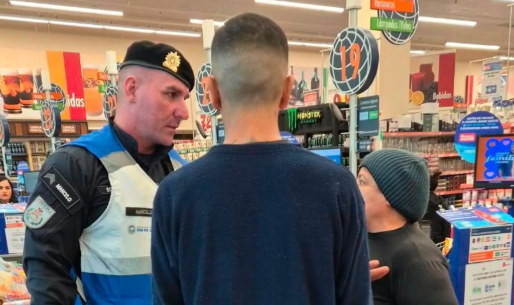 Policiais prendem mulher acusada de praticar injúria racial contra funcionário em supermercado na Barra