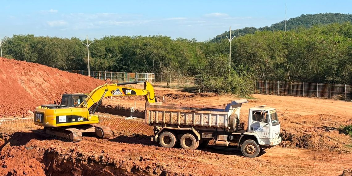 Ampliar o saneamento básico em grandes centros urbanos é, antes de tudo, uma questão de saúde pública. É combater o esgoto a céu aberto, acabar com a convivência diária da população com vetores de doenças e transformar o meio ambiente. Com essa visão, a Águas do Rio, concessionária da Aegea, avança na modernização da Estação de Tratamento de Esgoto (ETE) de São Gonçalo. O investimento de R$120 milhões vai expandir a infraestrutura de saneamento, permitindo à unidade tratar 52 milhões de litros diários, o equivalente a 21 piscinas olímpicas, e beneficiar diretamente 300 mil pessoas.