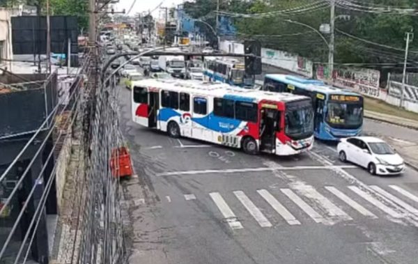 Violência faz aumentar pedidos de afastamento de motoristas e dispara atendimento psicológico dos rodoviários 48 Ônibus como barricada