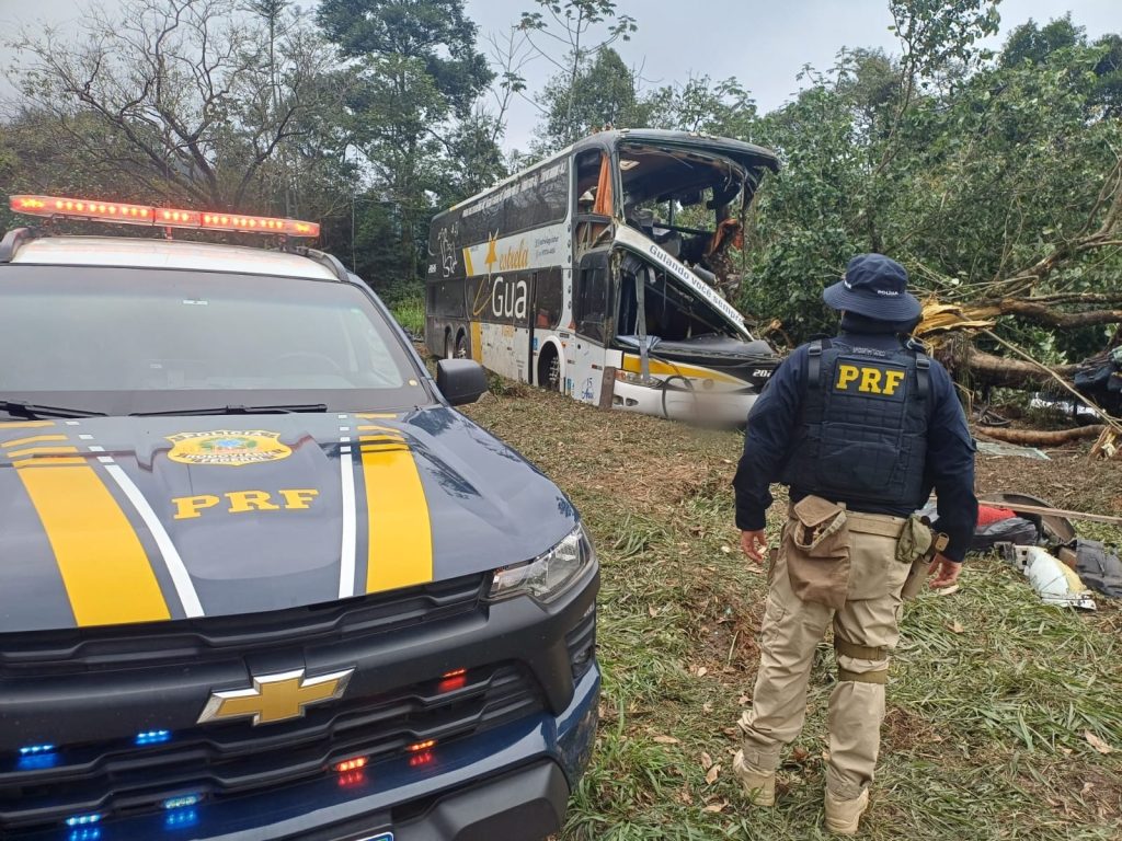 Número de mortos em acidente de ônibus na Região Serrana sobe para dez; vítimas eram mulheres, segundo a PRF