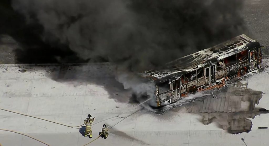 Incêndio destrói ônibus da linha 685 no Terminal BRT Trevo das Margaridas, em Irajá