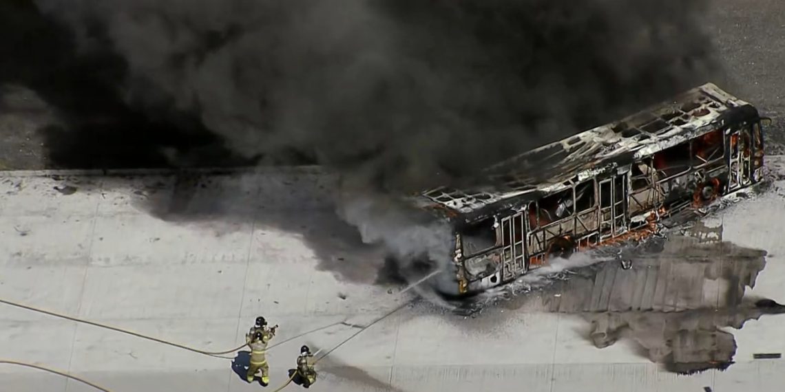 Ônibus pegando fogo