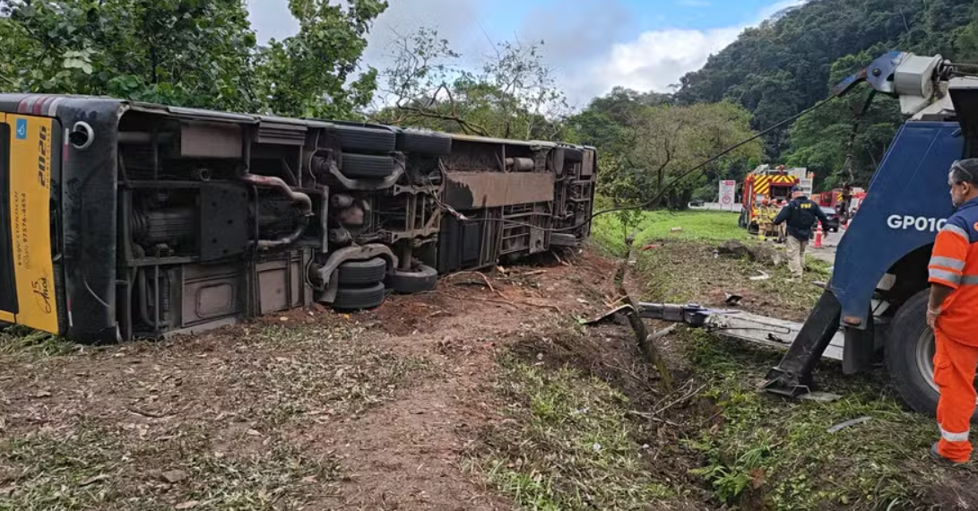 Õnibus tombado em Petrópolis