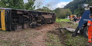 Õnibus tombado em Petrópolis