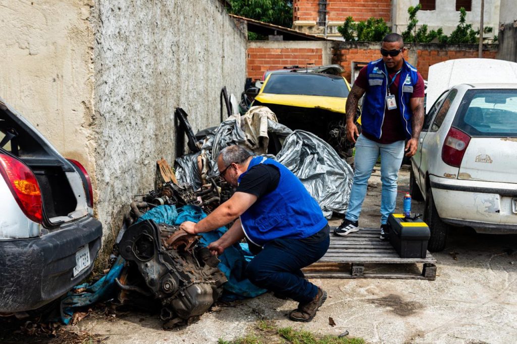 Detran-RJ interdita dois ferros-velhos em Jacarepaguá; proprietário de um dos imóveis é preso em flagrante