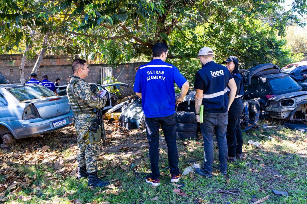 Detran-RJ interdita três ferros-velhos irregulares em Macaé
