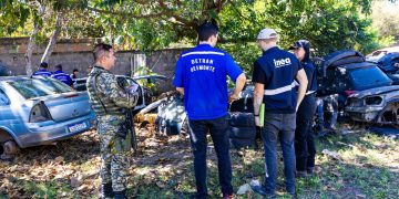 Agentes do Detran e do Inea durante fiscalização