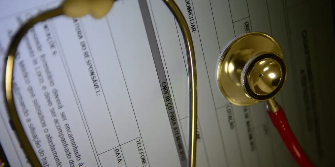Estetoscópio em cima de documento de planos de saúde