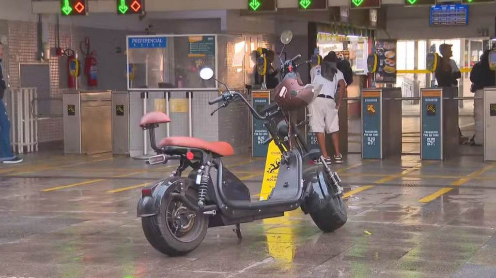 Prevista para esta quinta (13), mudança de regra para ciclomotores nas barcas começa a valer, sem exceções, nesta sexta (14)