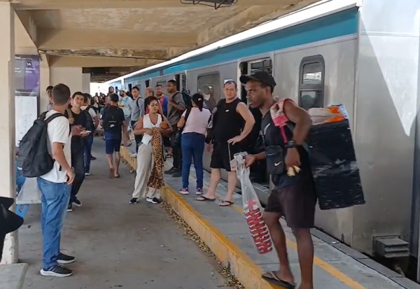 TrensRJ interrompe circulação no ramal Belford Roxo 48 Trem parado
