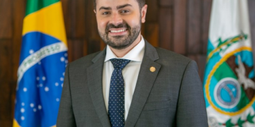 Patrimônio do deputado estadual Vinícius Cozzolino cresce quase 24 vezes em quatro anos 1 Vinícius Cozzolino posando em foto como deputado