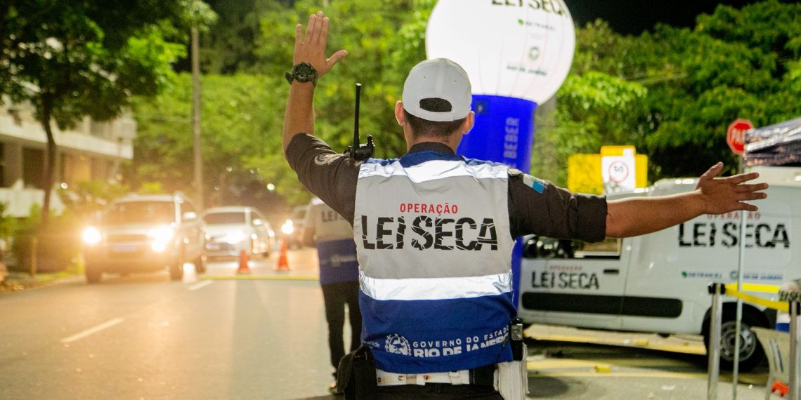Governo do estado do Rio acompanha mudanças na Lei Seca; Contran fixou novas regras e 'drogômetro' nas abordagens 48 Operação Lei Seca