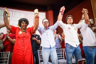 Benedita da Silva, Eduardo Paes e Pedro Paulo durante convenção da Federação Brasil da Esperança