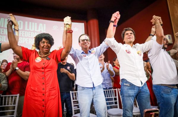 Benedita da Silva, Eduardo Paes e Pedro Paulo durante convenção da Federação Brasil da Esperança